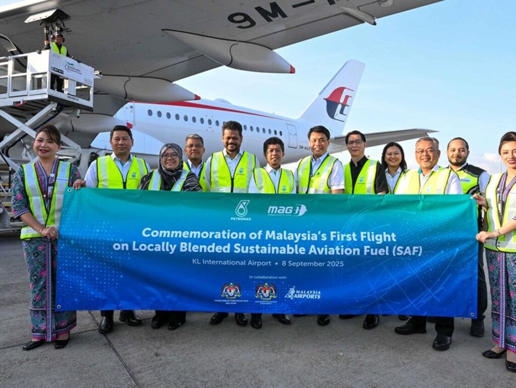 马来西亚首班本地混合可持续航空燃料航班纪念活动,马航飞机前团队合影