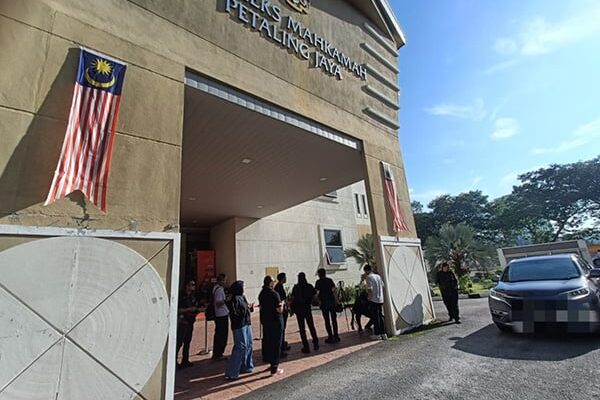 “万达镇中学命案调查进展”